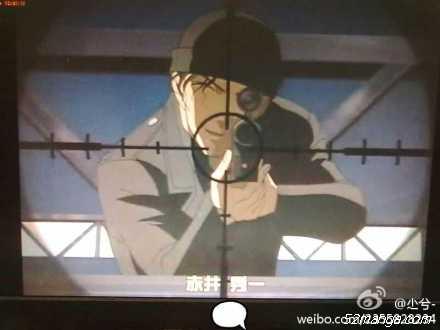 Top 1 赤井秀一：
虽然生死不明，但是枪法上的一战成名还是赢来了不少粉丝的认可，秀一恐怕是全书综合实力最全面最强的一个。而且无论从正面还是从侧面都体现了这一点。令组织闻风丧胆，另FBI心里永远存在安全感，以及貌似牺牲之后，整个FBI死气沉沉的体现。但说枪法，轻松打废卡尔瓦多斯，擅长各种枪的使用，当然也因为过于自负，没考虑到只带散弹枪会让贝尔摩德挟持人质时候让自己导致被动（当然如果有意而为之就另当别论了）；700码打中琴酒指尖豌豆粒大小的追踪器，几乎3秒钟之内又打碎了琴酒的瞄准镜却故意只蹭破琴酒的脸而不是要他的命，接着连续打中琴酒身上的防弹衣震慑对手，这一连串的动作，别说是700码以外，恐怕就是近在咫尺而对手不是琴酒级别的人也很难做到吧，所以赤井秀一排行第一无悬念。