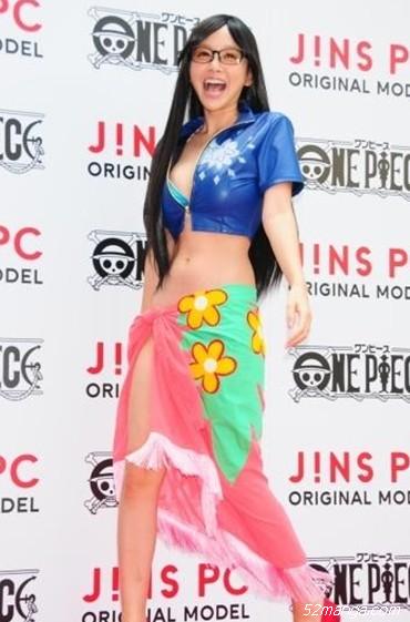 巨乳女星COS妮可罗宾