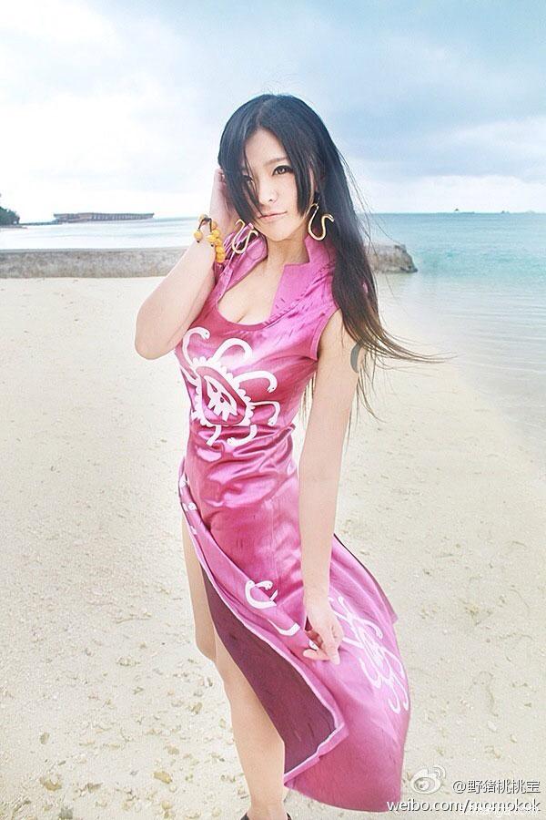 网友在马尔代夫拍的女帝Cosplay