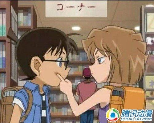 柯南君可以不在乎，因为他是只做大事的大侦探，因为他还有小兰。但小哀呢？外表冷酷的小哀，其实也有着女孩子特有的细腻与多愁善感，小哀的心并没有她外表所表现的那么坚强。
曾经，工藤妈妈有希子发现灰原一直盯着柯南看，就说：“新一，女孩子一直盯着男孩子看，要不然因为他脸上有东西，要不然因为她喜欢他。”
结果自作聪明的柯南君就去问小哀：“灰原，我脸上是不是有东西？”
……
当然了，在小哀的心中，这其实只是一种并不算太强烈的好感吧，就如同淡淡的花香，虚无缥缈。丧失了过去，也看不到未来，只能在这一刻得到暂时的喘息，不期望得到什么救赎，即使保持现状作为一个单纯的小学生活下去也未尝是坏事，跟身边这个信任的伙伴开一下略带暧昧的小玩笑，她也就可以满足了吧。