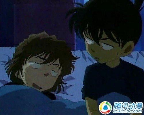 一开始的接触应该是一件很奇妙的事情吧，就好像是在某一天，你穿越到了古代某个朝代，在你还在为这件事偷偷震惊时，身旁突然出现一个女孩，悄悄对你说她也是穿越过来的……（呃，穿越剧看多了亲！）
不管是什么人，当互相之间共同保有某一个非常重大的秘密时，两人之间的距离也会不由自主地迅速拉近吧。然后，她告诉了他另一个秘密，自己就是APTX-4869，那颗毒药的发明者。
这本应该是深藏起来的秘密，小哀并没有隐瞒，也许她并不觉得有什么隐瞒的必要吧。阿笠博士帮她取名叫“爱”，她改成了“哀”。
哀，莫大于心死。在服下毒药的那一刻，她就已经死过一次了。