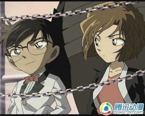 灰原哀，7岁，小学生。宫野志保，18岁，黑衣组织成员，代号雪莉。还有一个身份，就是APTX-4869毒药的发明者。
而在工藤新一被迫吞下那颗药后不久，宫野志保也自己服下了这种药。
如果说工藤君是完全被动的往地上一躺两腿一张就完成了返老还童的过程，那么小哀却是无比清醒地经历了这一切。因姐姐的死而抗命，在被组织监禁之后，自知自由无望的她选择了自杀，服下自己制造的APTX-4869来结束自己的生命。然后，仿佛是为了验证命运总是喜欢捉弄人这个真理，她并没有被毒死，反而因为身体缩小了而意外逃出生天。