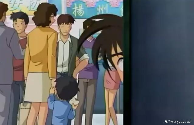 这是个细节之处，要小心看 
答案就在某柯头发上 有个扬州饭馆  中国的扬州炒饭真霸气