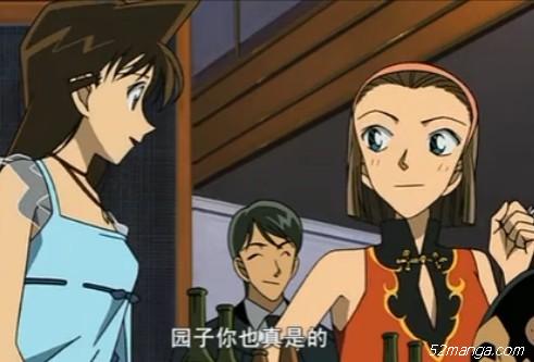 园子穿的是中国特有的旗袍 与世纪末的魔术师青兰穿的旗袍属于不同风格的
让我看看小兰有没有穿旗袍