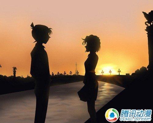 江户川柯南，7岁，小学生。工藤新一，17岁，高中生侦探。将两者联系在一起的，是一颗代号为APTX-4869的毒药。
我们很难去追究为什么工藤同学在那次与小兰去游乐园玩的时候，如此轻易就被人推到，而在变小之后经历无数大大小小的案件时，却反而异常的坚挺。机枪，爆炸，车祸，海难，雪崩，这一切原来还比不上琴酒大人的那根硬梆梆的棍子……总之，当少年被喂下了那颗毒药时，他生命中的一切都发生了改变。女友，变成了大姐姐，洒脱的平成年代福尔摩斯，变成了浑身道具的少年侦探团骨干，而在称呼过去的自己时，还要装模作样地加上句哥哥。
一切都是起源于那次致命跟踪，起源于那颗神奇毒药。