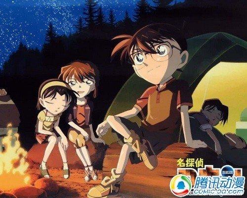 不管两人之间有什么样的心思，在不在乎，愿不愿意，两人都已经化身为青春无敌的可爱小学生，踏上了万年小学生的漫漫征途……
真正将两人更加紧密地联系在一起的，应该是一个著名的组织：少年侦探团。这个组织比什么黑衣组织NB多了。先不说组织中的两个假小孩，单说另外的三个正牌小学生，小岛元太、圆谷光彦、吉田步美，经常在柯南身边混个脸熟，那出场率是杠杠的，黑衣组织的什么琴酒、伏特加根本没法比啊，也就贝尔摩德阿姨能稍稍刷一下存在感了。
在组织的温暖阳光沐浴下，两人从互不相识的陌生人，到朝夕相处的伙伴，手牵着手，共同迈向光辉的未来。