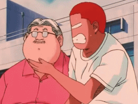 二，樱木调戏教练
樱木的无厘头和搞不清楚状况是出了名的，还记得安西教练的第一次登场就被这个莽撞的红毛猴子当做陌生人，把教练使劲的往门外推。而在之后的漫画中，只要安西教练的战术指示令这位天才感到不满和不情愿时，揉揉教练圆滚滚的啤酒肚拉一拉教练肥硕的下巴都是节间休息时必不可少的笑料。樱木不但对本队的教练大胆调戏，对陵南的教练田冈茂一也肆无忌惮，还记得那记著名的“千年杀”么？