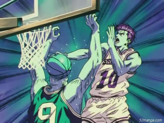 一，樱木的爆头灌篮
哈哈，这是我们的主角樱木同学的场上必杀技啊，球队队长赤木刚宪就尝到过这个大招，由于刚接触篮球樱木对于自己的身体天赋还不是很了解，每每想在关键时刻充当一次晴子心中的英雄大出风头的时候就喜欢抓着球在老远的地方起跳扣篮，一开始大伙儿都为樱木的爆发力和惊人的弹跳吓的不轻，防守队员也只顾闭着眼睛高高跃起，可樱木的灌篮技术可不咋地，就像《天龙八部》里的段誉使出六脉神剑失灵时不灵，擦着篮筐就奔着防守队员的脑门去了。